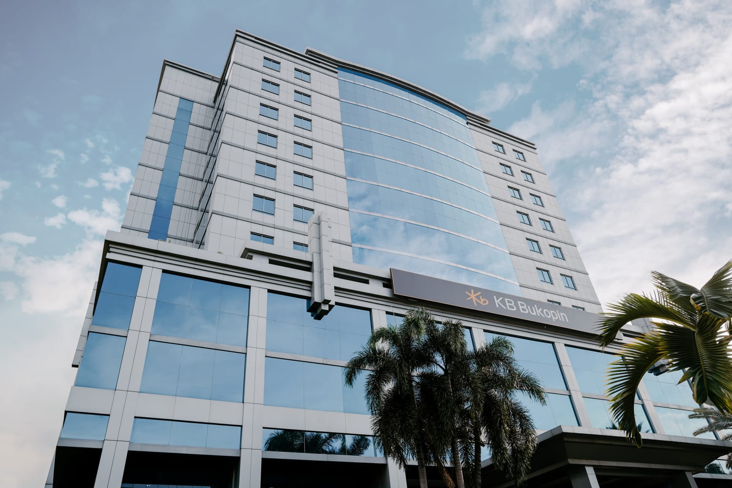 Kantor KB Bukopin. dok. ist. Sejak Dimiliki KB Kookmin Bank Kinerja KB Bukopin Terus Membaik