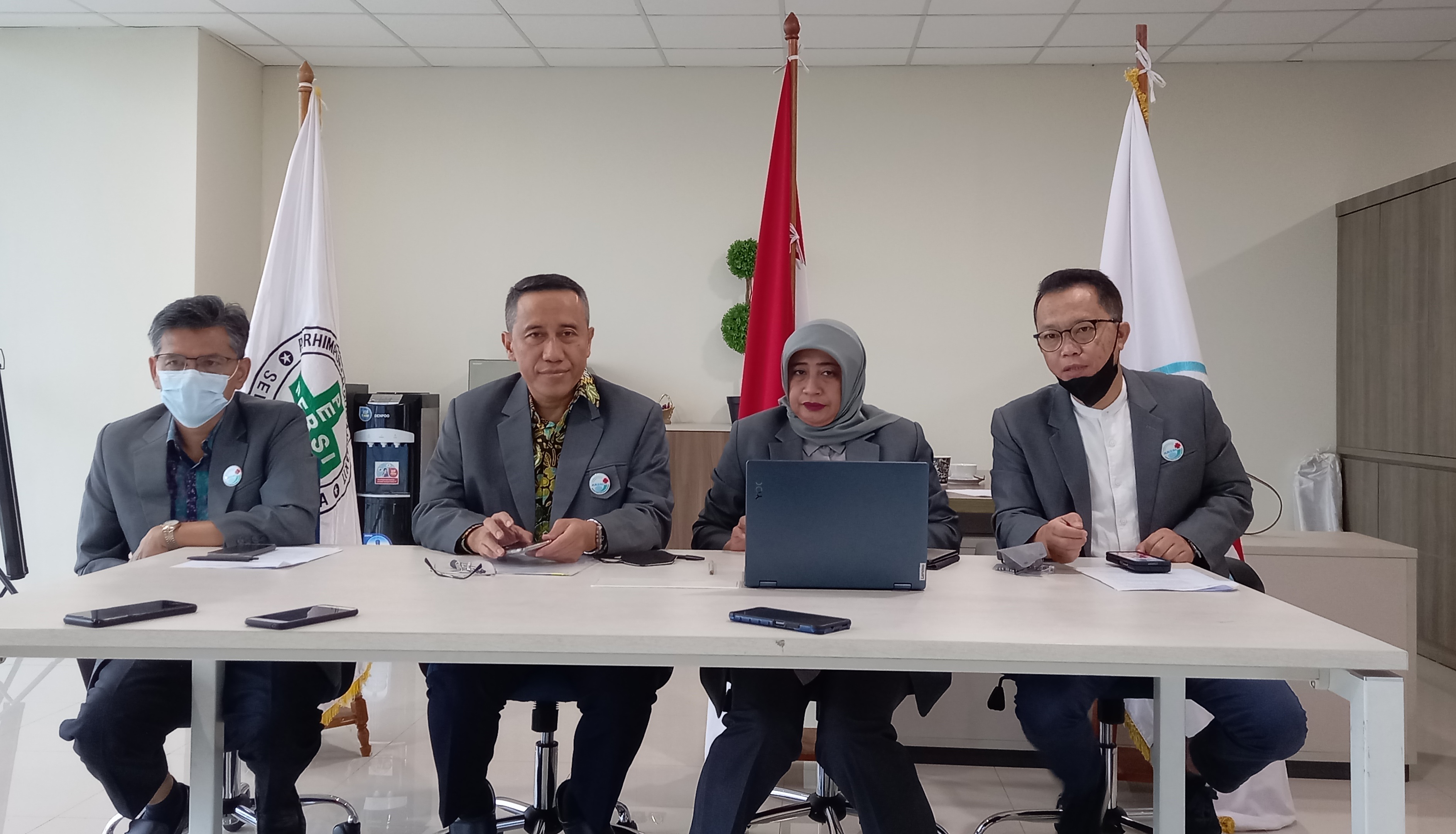 Kiri-kanan: Jajaran pengurus ARSSI Fajaruddin Sihombing, ketua ARSSI drg. Iing Ichsan Hanafi, MARS, MH. Sekjen  dr. Noor Arida Sofiana, MBA., MH dalam konfrensi pers akhir tahun 2022. Foto/Rizki EmitenNews Refleksi Akhir Tahun 2022, Transformasi Sistem Kesehatan dan Program JKN
