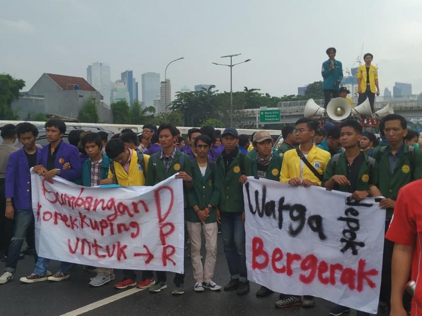 Omnibus law demo mahasiswa tolak UU Cipta Kerja dok Republika. Presiden Jokowi Terbitkan Perppu Cipta Kerja, Menko Polhukam Anggap Putusan MK Gugur