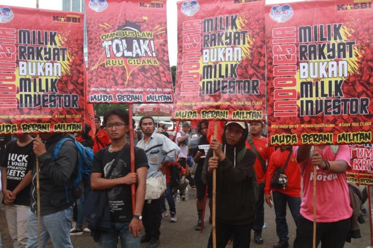 buruh Demo tolak omnibus law dok Rakyat Merdeka. Kritisi Perppu Cipta Kerja, Kalangan Buruh Siapkan Langkah Hukum dan Aksi Demo