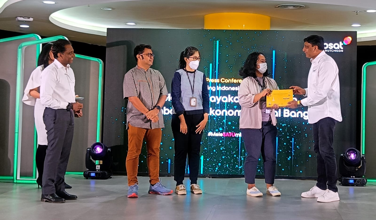 President Director & Chief Executive Officer (CEO) Indosat Ooredoo Hutchison (IOH) Vikram Sinha (kanan) bersama CEO Twimbit Manoj Menon (kiri) menyerahkan buku Empowering Indonesia Report 2023: Memberdayakan Indonesia, Membangun Ekonomi Digital Bangsa kepada perwakilan wartawan saat acara 365 hari pascamerger IOH di Jakarta, Rabu (4/1/2023). dok. ist. Rayakan 365 hari Pascamerger, IOH-Twimbit Luncurkan Hasil Riset Empowering Indonesia 2023