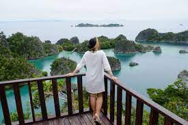 Wisatawan menikmati suasana di Labuan Bajo. dok. PariwisataIndonesia. Menteri Bahlil Optimistis Target Investasi 2023 Rp1.400 Triliun Tercapai, Ini Syaratnya!