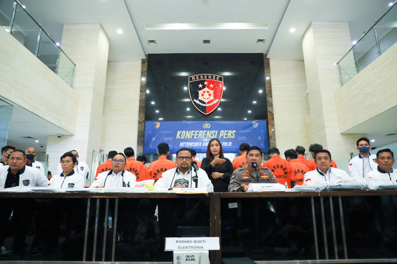 Polri kembali mengungkap dan menangkap pelaku pembuat dan penyebar file link Aplikasi APK bermodus phising melalui jejaring platform sosial media pada Kamis (19/1/2023), di Gedung Bareskrim Mabes Polri, Jakarta. dok. ist. Dukung Polri Sikat Kejahatan Perbankan, BRI Proaktif Ungkap Pembuat dan Penyebar APK Palsu