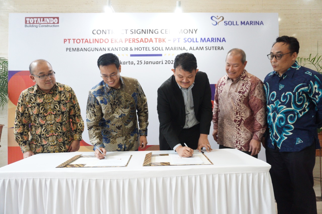 (kiri ke kanan) Direktur PT Totalindo Eka Persada Tbk Rully Setiapermadi, Wakil Direktur Utama PT Totalindo Eka Persada Tbk Salomo Sihombing, Direktur Utama PT Soll Marina Mario Christy Chairil, Direktur PT Soll Marina Ho Tjung Ling, Direktur PT Soll Marina Property Indonesia Wahyu Wisnu Nugroho. Mengawali 2023, Totalindo (TOPS) Tandatangani Pembangunan Kantor dan Hotel Soll Marina