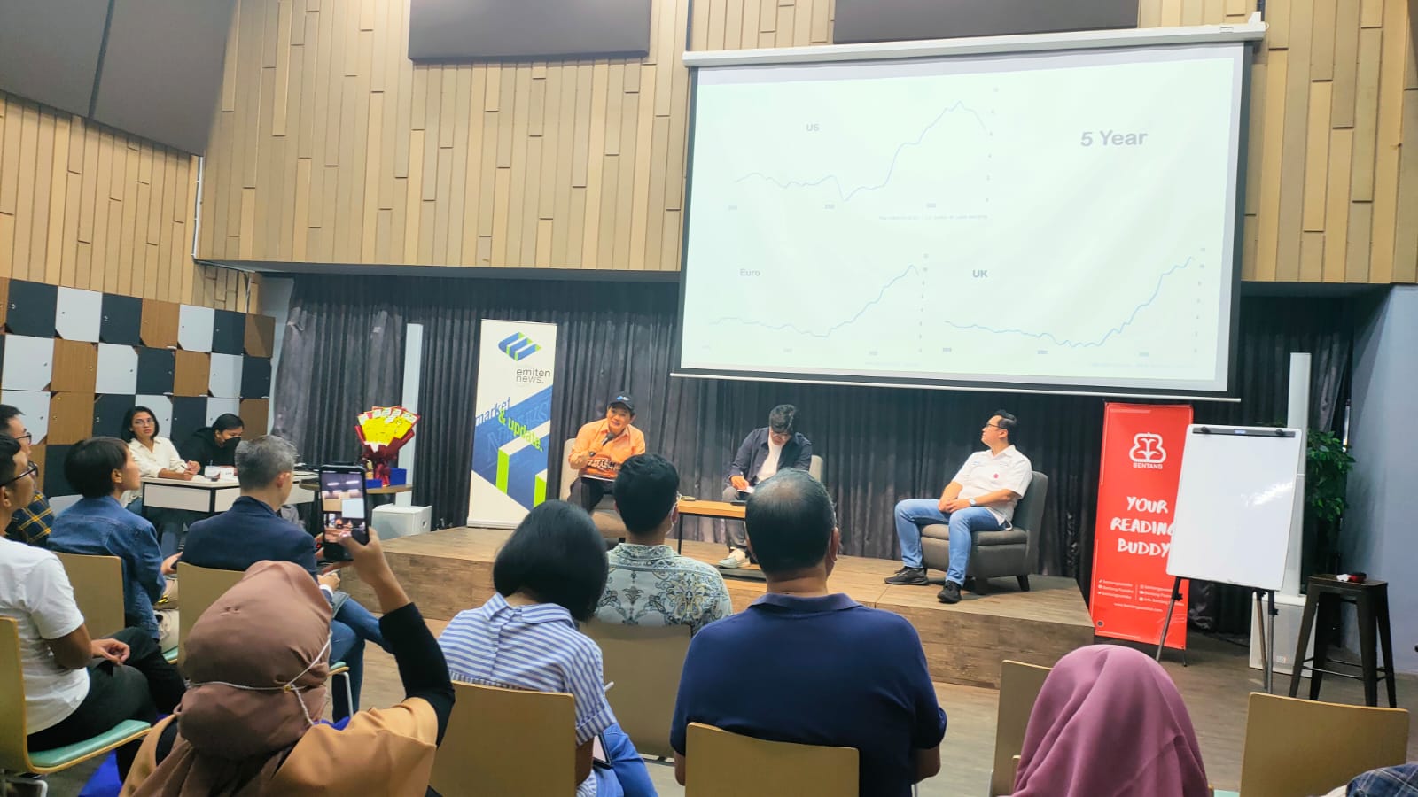 Acara Market Outlook 2023 dan Launching Buku: A Quick Guide For Investor kerja sama EmitenNews.com dan penerbit Bentang, di Jakarta, Sabtu (28/1/2023).  dok. EmitenNews.com. Outlook 2023: IHSG Jadi 8.000, Kendati Masuk Tahun Politik