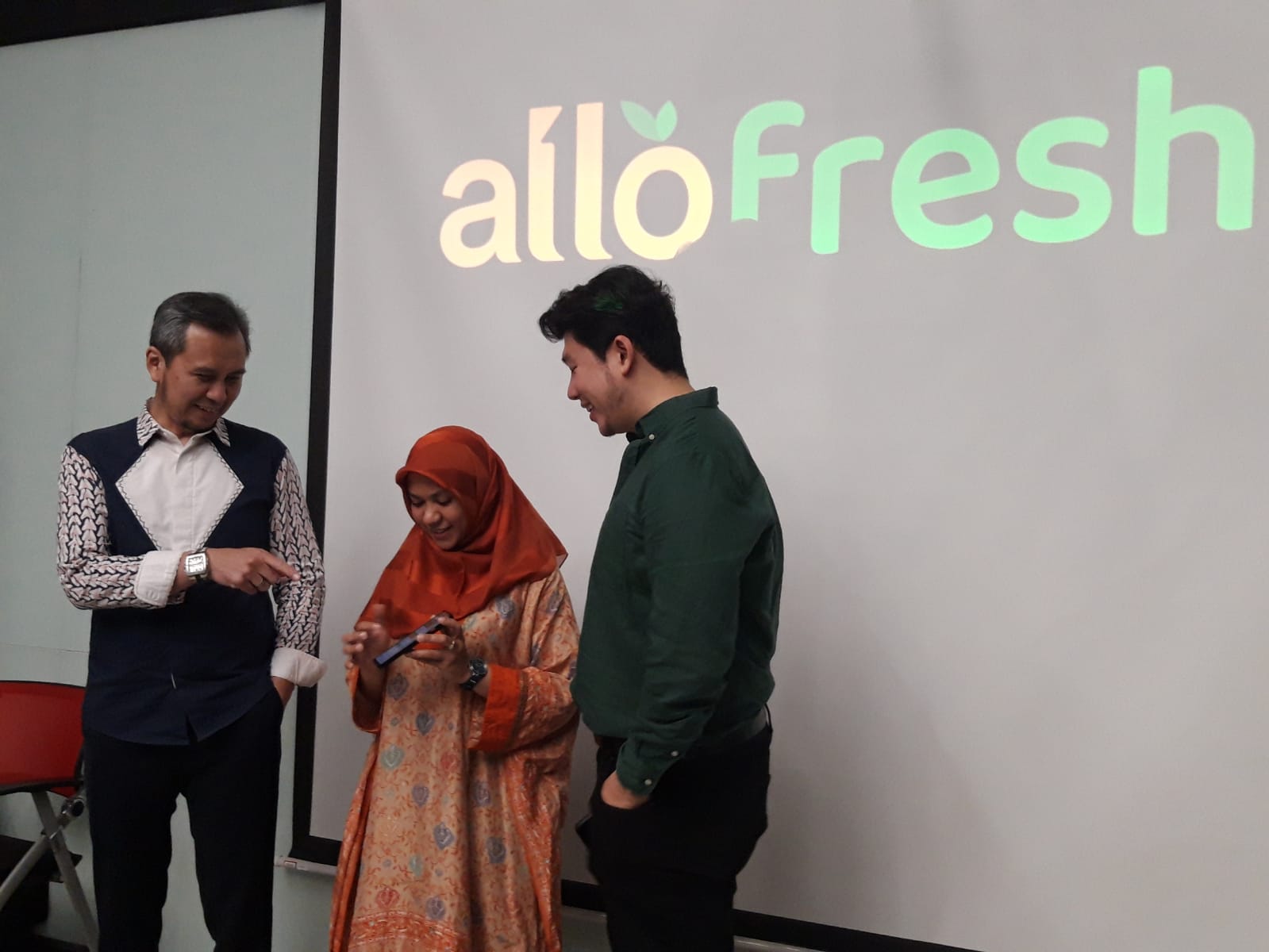 Kiri ke kanan: Vice President Corporate Communication Transmart Satria Hamid,  Kurnia Sofia CEO allofresh, Andre Binarto AVP marketing allofresh Belanja Online Groceries di Allofresh Hingga Jam 9 malam, Tiba di Hari yang Sama!