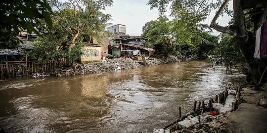 Penyelesaian Normalisasi Ciliwung. dok. Merdeka. Penyelesaian Normalisasi Ciliwung Tergantung Pembebasan Lahan, DKI Ungkap Dana dari PUPR