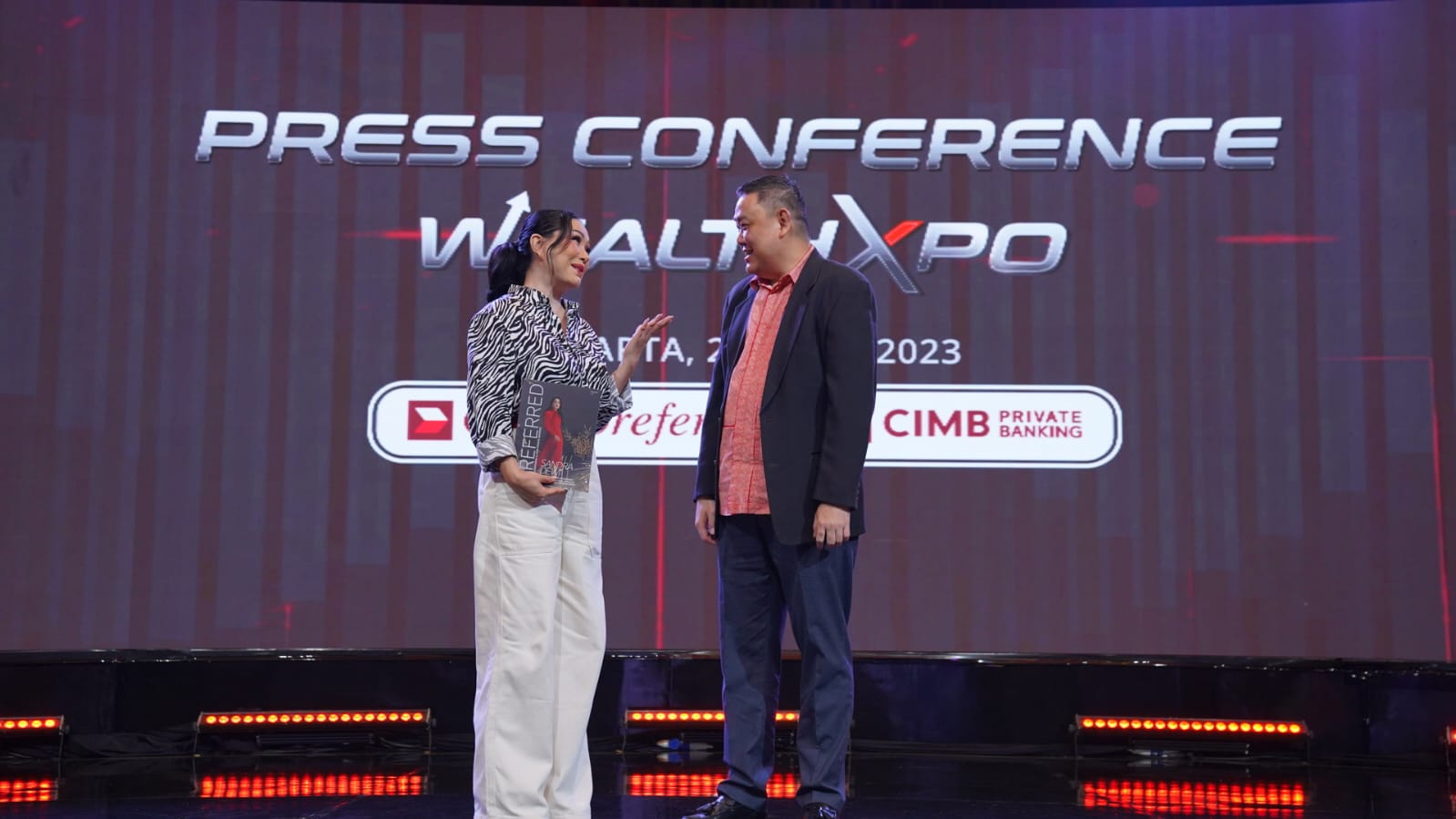 Direktur Consumer Banking CIMB Niaga Noviady Wahyudi (kanan) berbincang dengan Nasabah CIMB Preferred dan Diva Indonesia Titi DJ saat Konferensi Pers Wealth Xpo bertema Embracing The Spirit of Opportunity, di Jakarta, Kamis (2/3/2023). Apresiasi Nasabah dan Bangkitkan Optimisme Pasca Pandemi, CIMB Niaga Gelar Wealth Xpo