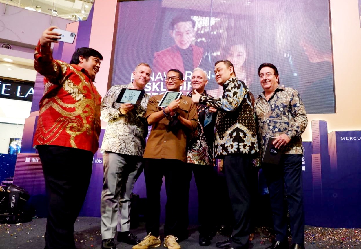 Menteri Pariwisata dan Ekonomi Kreatif RI Sandiaga Salahuddin Uno (ketiga kiri) berswafoto bersama Direktur Consumer Banking CIMB Niaga Noviady Wahyudi (kedua kanan), CEO Accor for South & Southeast Asia, Japan, South Korea, and India Garth Simmons (ketiga kanan), dan jajaran manajemen Accor usai pembukaan “City of ALL: Accor Live Limitless - Hotel & Wedding Fair” di Central Park Mall, Jakarta, Rabu (15/3/2023). dok. ist. Ikut Pameran City of All, Wujud Dukungan CIMB Niaga untuk Pertumbuhan Industri Pariwisata