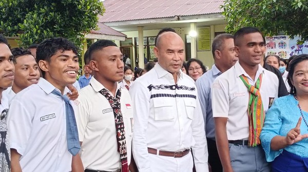 Gubernur NTT Viktor Bungtilu Laiskodat di SMAN 6 Kota Kupang. dok. Detiknews. KPAI Minta Aturan Jam Masuk Sekolah di NTT Pukul 05.30 Dikaji Ulang, Ini Pertimbangannya