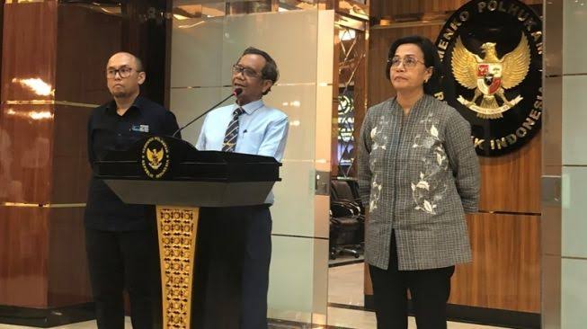 Menko Polhukam Mahfud MD (tengah) didampingi Menkeu Sri Mulyani Indrawati (kanan), dan Kepala PPATK Ivan Yustiavandana. dok Suara. Mahfud MD Ungkap Korupsi di Indonesia Gila-gilaan, Nengok ke Mana Saja Ada