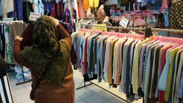 Pemerintah Izinkan Sementara Pedagang Jual Pakaian Bekas Impor selama Ramadan. dok. Liputan6. Berkah Ramadan, Pemerintah Izinkan Sementara Pedagang Jual Pakaian Bekas Impor