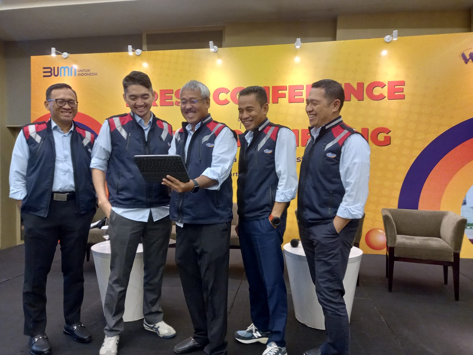 Bambang Dwi Wijayanto Direktur, Asep Mudzakir Direktur, FX Poerbayu Retsunu Direktur Utama, Sugiharto Direktur, Asep Kurnia Direktur saat melakukan paparan kinerja kepada media. Foto/Rizki EmitenNews Waskita Beton Precast (WSBP) Siap Private Placement Untuk Konversi Utang 261 Vendor