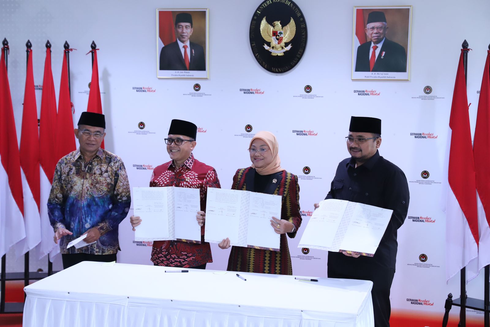 Menteri Koordinator Bidang Pembangunan Manusia dan Kebudayaan Muhadjir Effendy Menyaksikan penandatanganan Surat Keputusan Bersama (SKB) Libur Nasional dan Cuti Bersama 2023, oleh Menteri PANRB Abdullah Azwar Anas bersama Menteri Agama Yaqut Cholil Qoumas-- Pemerintah Resmi Tetapkan Cuti Bersama Idul Fitri 1444 Hijriah, 19-25 April 2023