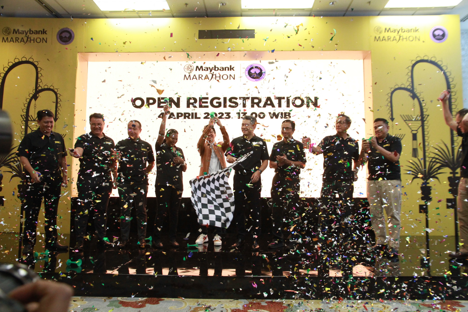 Presiden Direktur Maybank Indonesia Taswin Zakaria (kelima kanan) didampingi Sekjen PB PASI Tigor Tanjung (kelima kiri), Race Director Maybank Marathon 2023 Widya Permana (keempat kanan) dan jajaran direksi Maybank Indonesia mengibarkan bendera start dalam konferensi pers Maybank Marathon 2023 di Jakarta, Rabu (29/3/2023). Penyelenggaraan ajang World Athletics? Elite Label Road Race Maybank Marathon 2023,di Bali Safari & Marine Park Gianyar pada 27 Agustus 2023. dok. ist. Maybank Indonesia Umumkan Ajang Elite Label Road Race Maybank Marathon 2023 di Bali