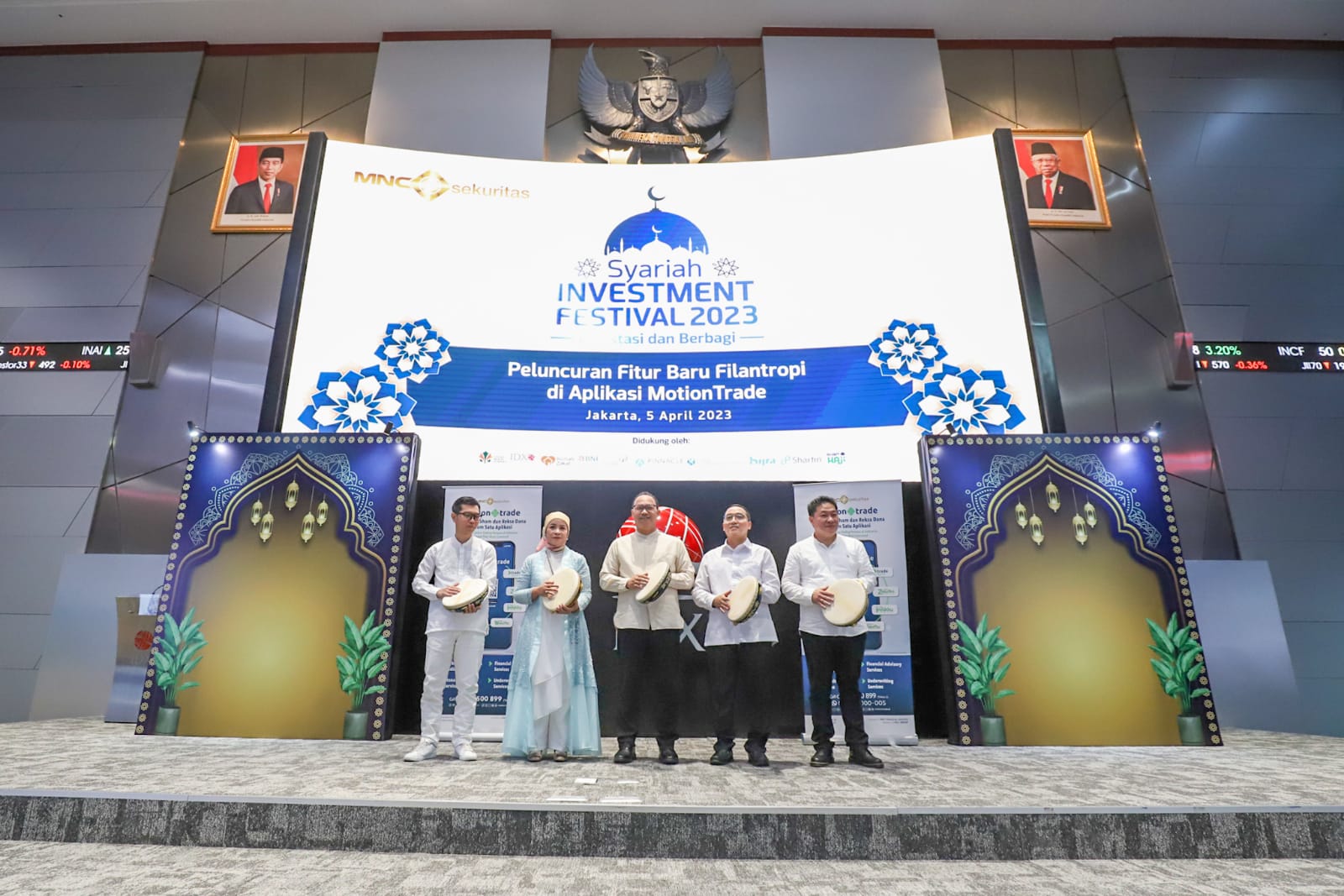 Keterangan Kika: Direktur Investment Banking PT MNC Sekuritas, Hary Herdiyanto Direktur Utama Susy Meilina, Direktur Perdagangan dan Pengaturan Anggota Bursa BEI, Irvan Susandy, Direktur Utama PT Kliring Penjaminan Efek Indonesia, Iding Pardi dan Direktur Capital Market PT MNC Sekuritas Afen Percepat Pertumbuhan Investor Syariah, MNC Sekuritas Kembangkan Fitur Baru Filantropi