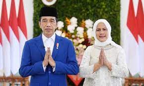 Presiden Joko Widodo dan Ibu Negara Iriana Jokowi. dok. Okezone. Rayakan Lebaran 2023 Sabtu, Presiden Ucapkan Mohon Maaf Lahir Batin