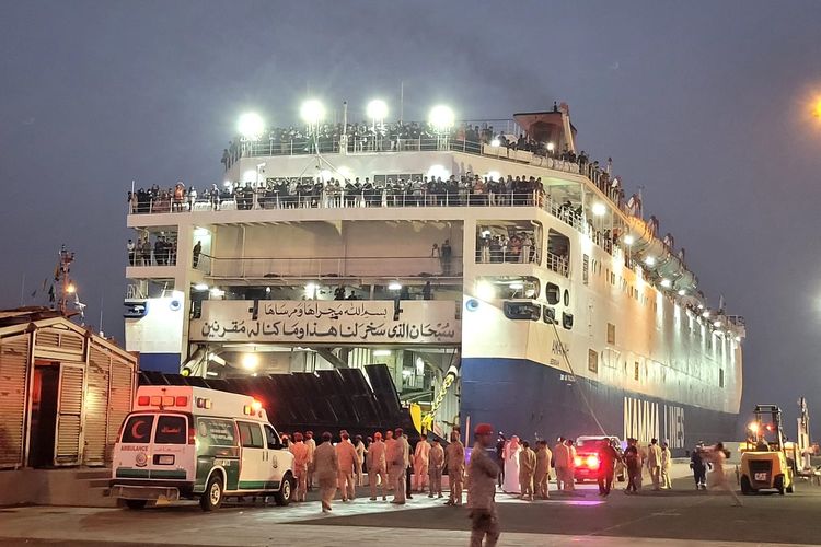 Menggunakan Kapal MV Amanah 557 WNI yang dievakuasi dari Sudan, tiba di Jeddah. dok. Kemenlu RI. Kompas. Gunakan Kapal MV Amanah Arab Saudi, 557 WNI yang Dievakuasi dari Sudan Tiba di Jeddah