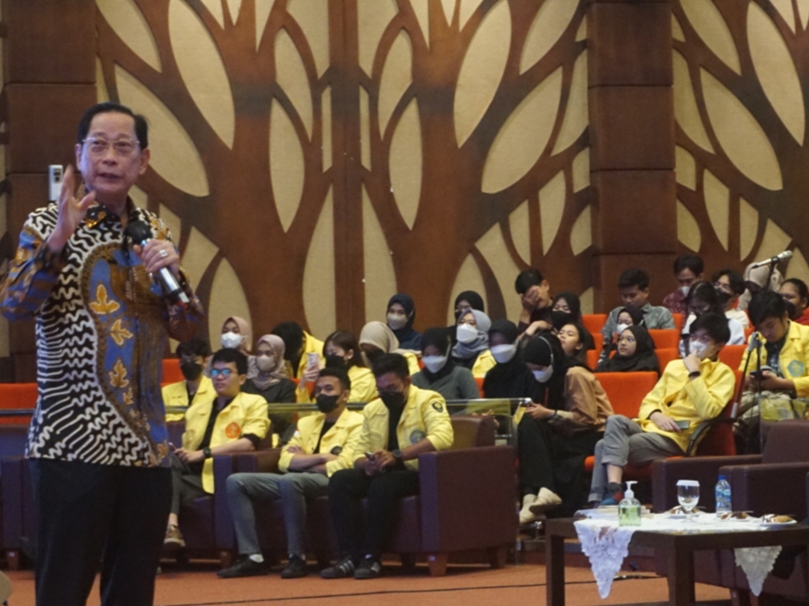 Presiden Direktur PT Bank Central Asia Tbk (BBCA), atau BCA Jahja Setiaatmadja memberikan kuliah umum bertajuk Kuliah Umum BCA Berbagi Ilmu di Kampus UI, Depok, Lahirkan #GenerasiPastiBisa