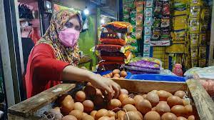 Pedagang telur di pasar tradisional. dok. Okezone. Suarakan Kepentingan Peternak, Mendag Ingin Harga Komoditas Pangan Naik di Timur Indonesia