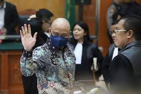 Irjen Teddy Minahasa melambaikan tangan usai vonis seumur hidup. dok. Jawa Pos. Tidak Terima Divonis Penjara Seumur Hidup, Irjen Teddy Minahasa Pastikan Banding
