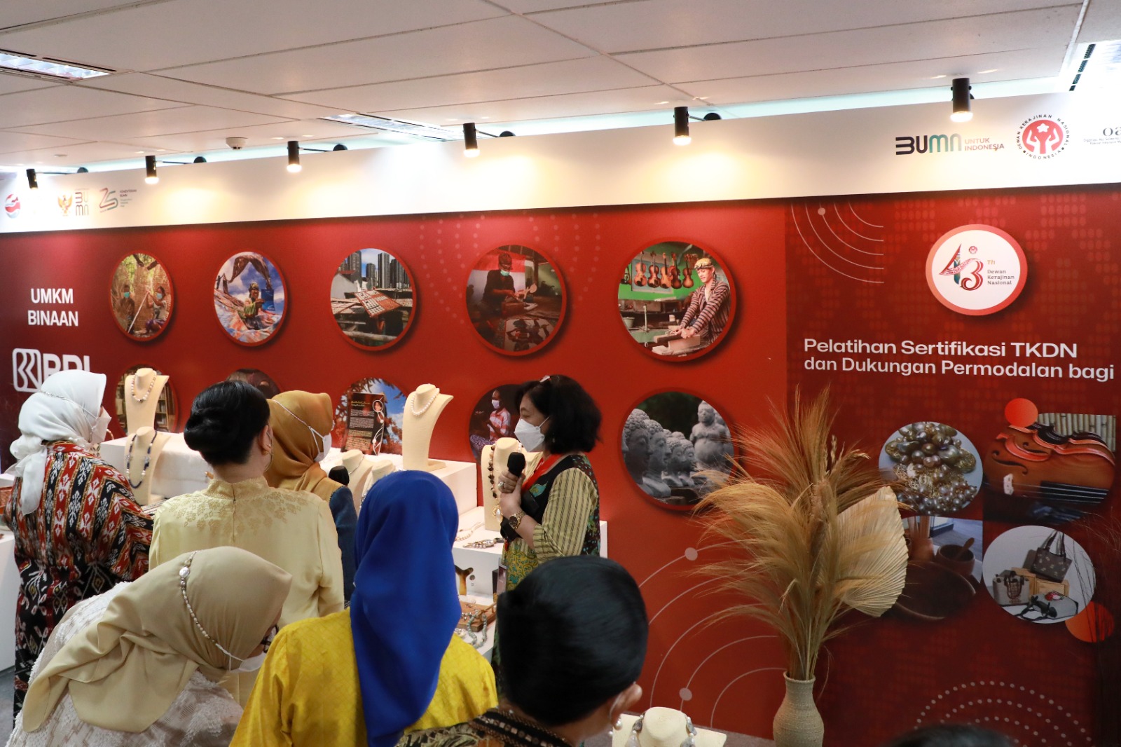 Dalam memperingati Hari Ulang Tahun (HUT) ke-43 Dewan Kerajinan Nasional (Dekranas) pada Selasa (9/5/2023), Dekranas bersama Kementerian BUMN menggelar pelatihan Sertifikasi TKDN (Tingkat Komponen Dalam Negeri) dan dukungan permodalan bagi Usaha Mikro Kecil & Menengah (UMKM). dok. ist. Bersama Dekranas dan BUMN, BRI Dukung UMKM Naik Kelas dengan Sertifikasi TKDN