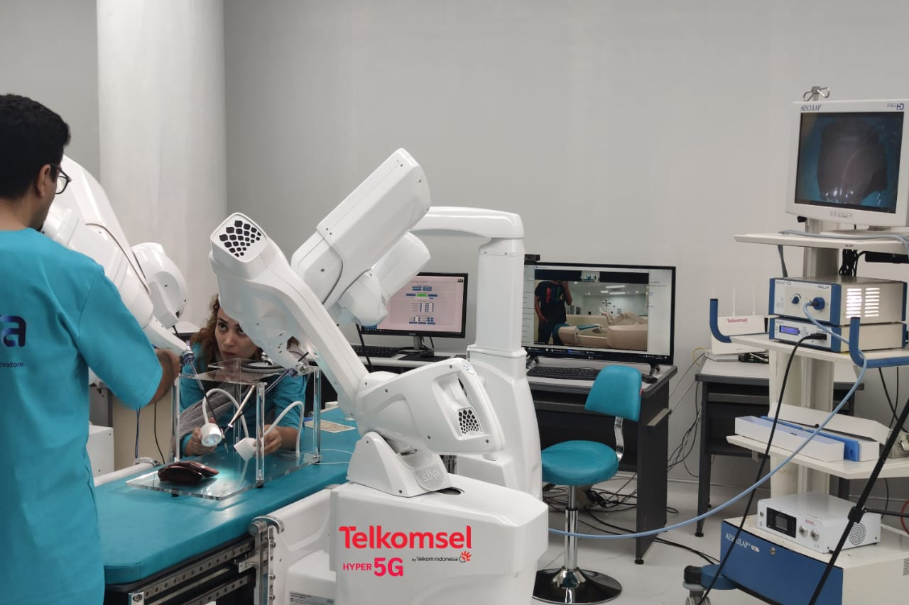 Telkomsel mendukung agenda pemerintah melalui Kementerian Kesehatan melangsungkan uji coba dan demonstrasi implementasi use case 5G Robotic Telesurgery (bedah robotik jarak jauh) pertama di Indonesia,. dok. Telkomsel. Telkomsel Dukung Kemenkes Uji Coba Inovasi Robotic Telesurgery Pertama di Indonesia
