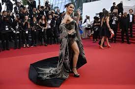 Artis Cinta Laura tampil memukau di red carpet Festival Film Cannes 2023 di Cannes, Prancis, Sabtu (27/5/2023). dok. Loreal Paris. Okezone. Bergaun Bak Ratu Laut Selatan, Cinta Laura Memukau di Red Carpet Festival Film Cannes 2023