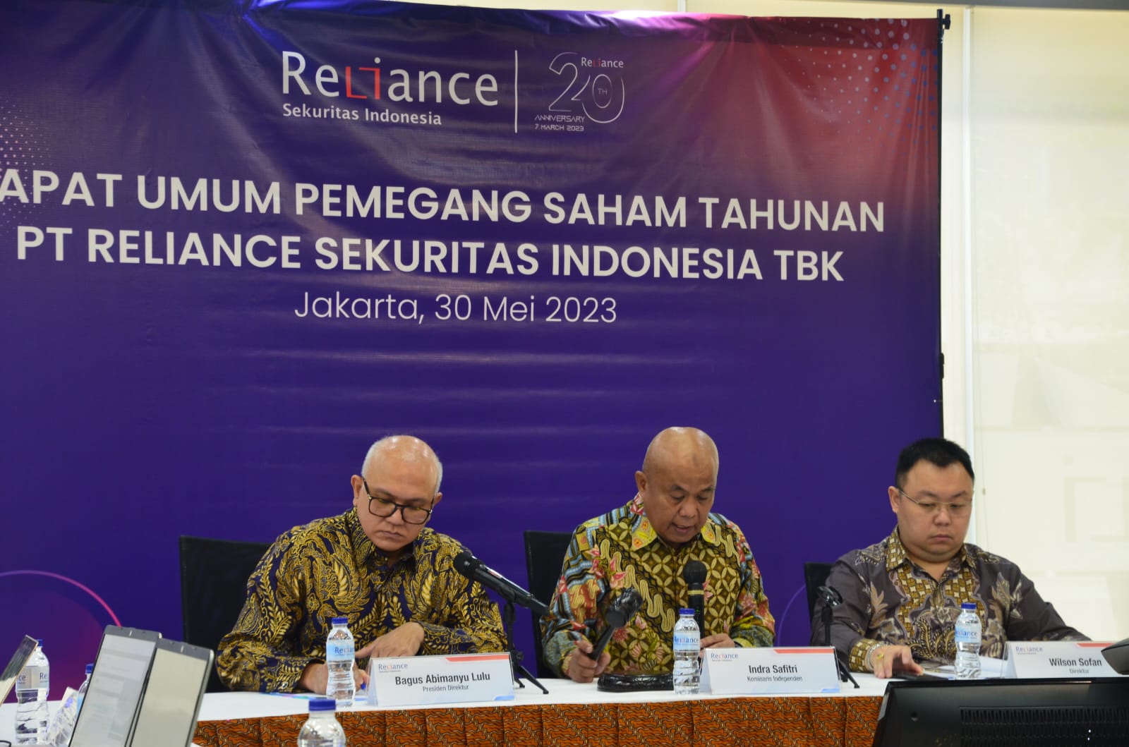 Foto dari kiri ke kanan: Bagus Abimanyu Lulu (Direktur Utama), Indra Safitri (Komisaris Independen), dan Wilson Sofan (Direktur) RELI Catat Laba Bersih Tahun Buku 2022 Rp36,2 M, dan Q1-2023 Rp10,5 M
