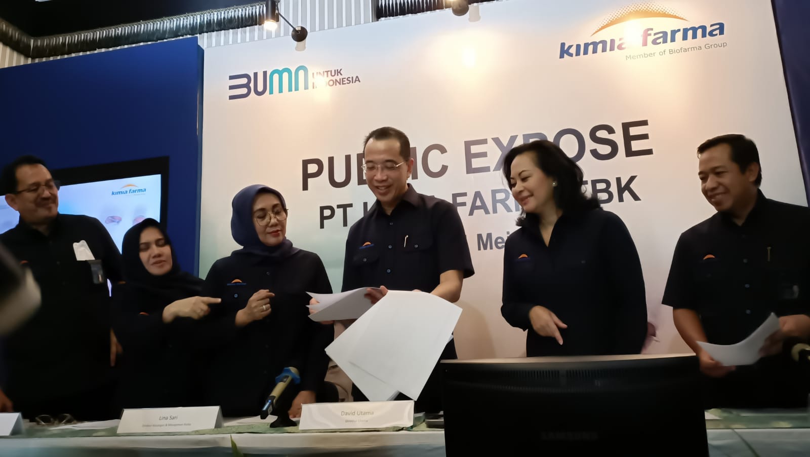 Kiri ke kanan :  - Direktur Produksi & Supply Chain - Bpk Andi Prazos - Direktur Komersial - Ibu Chairani Harahap - Direktur Keuangan & Manajemen Risiko - Ibu Lina Sari - Direktur Utama - Bpk David Utama  -Direktur Portofolio, Produk Dan Layanan - Ibu Jasmine Karsono - Direktur Sumber Daya Manusia - Bpk Dharma Syahputra. dok. Kimia Farma. Torehkan Kinerja Impresif, Kimia Farma (KAEF) Konsisten jaga Pertumbuhan Bisnis yang Solid