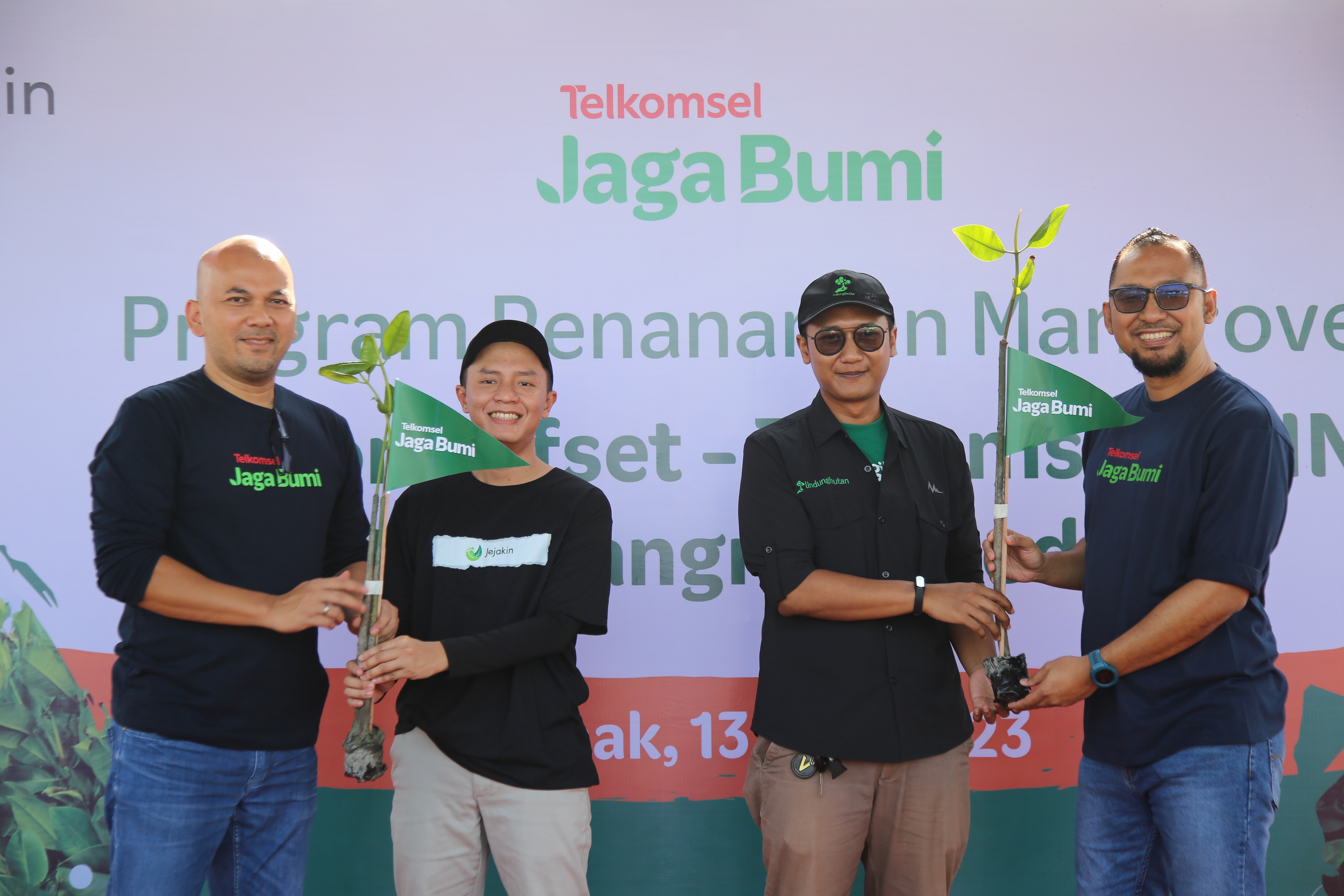 Telkomsel melalui insiatif Telkomsel Jaga Bumi bersama Jejak.in menanam sebanyak 15.060 pohon bakau di sejumlah lokasi ka.wasan konservasi hutan mangrove di Indonesia. dok. Telkomsel. ist Kolaborasi Telkomsel-Jejak.in, Reboisasi Kawasan Konservasi Hutan Mangrove di Indonesia