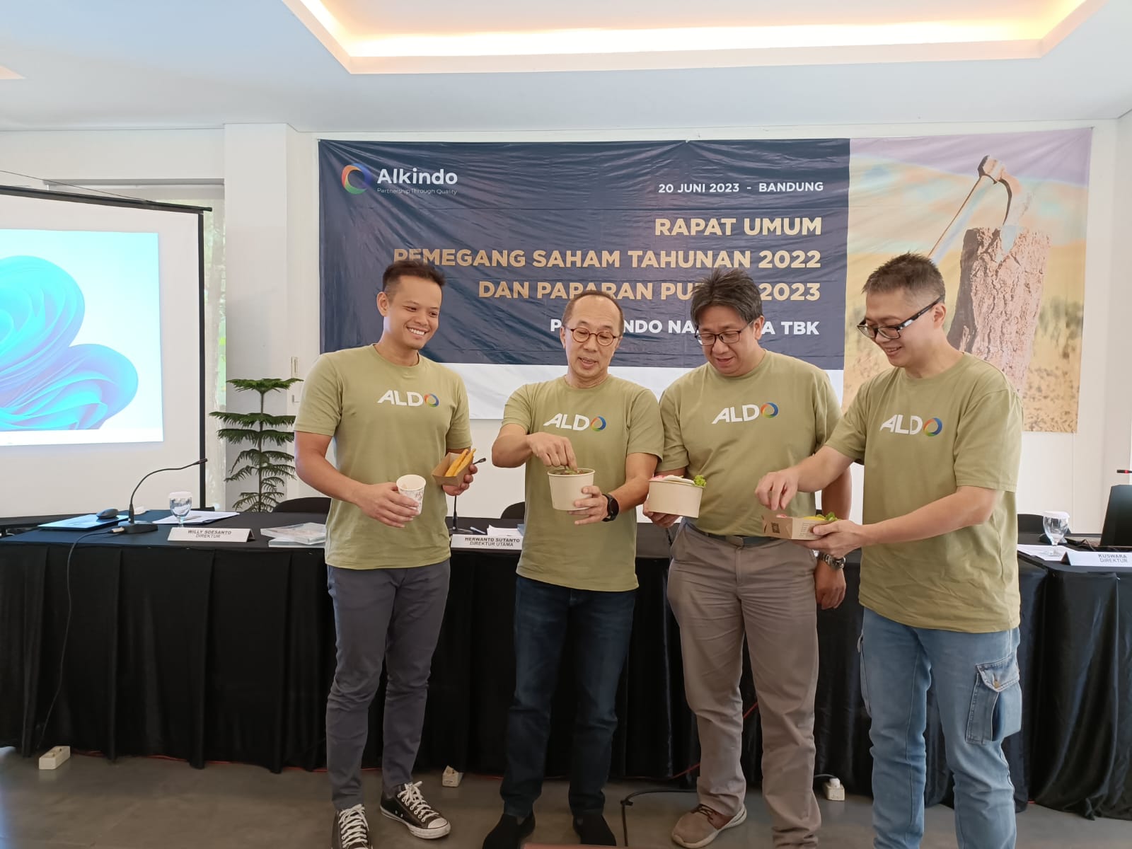 Kiri-kanan 1. Direktur: Willy Soesanto, 2. Direktur Utama: Herwanto Sutanto, 3. Komisaris Independen: Meigi Sonnata Widjaja, 4. Direktur: Kuswara. dok. ist. Alkindo Naratama (ALDO) 2023, Proyeksikan Pertumbuhan dari Brown Paper