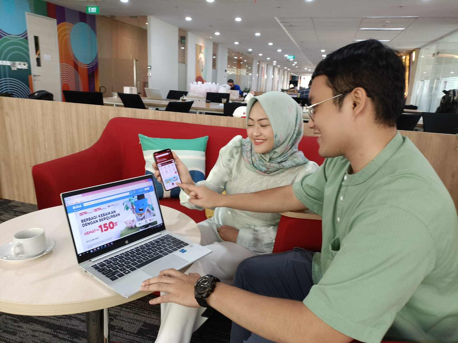 Nasabah CIMB Niaga Syariah melakukan transaksi pembelian hewan kurban secara digital menggunakan menu voucher pada internet banking OCTO Clicks di Jakarta, Rabu (21/6/2023). dok. ist. Beli Hewan Kurban Makin Mudah Pakai OCTO Clicks