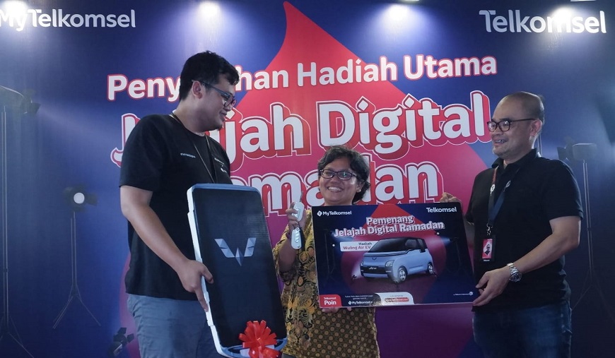 General Manager Consumer Sales Region Western Telkomsel Jabotabek Riki A. Setiawan (kiri) bersama General Manager Web E-Commerce Product Telkomsel Yonatha Maulana (kanan), menyerah satu unit mobil kepada pemenang Nopiyanti, di Serpong, Tangerang Selatan, Kamis (21/06/2023). (Foto: Endang Muchtar) Pelanggan Telkomsel Boyong Mobil Wuling Gratis Dalam Program Jelajah Digital 2023