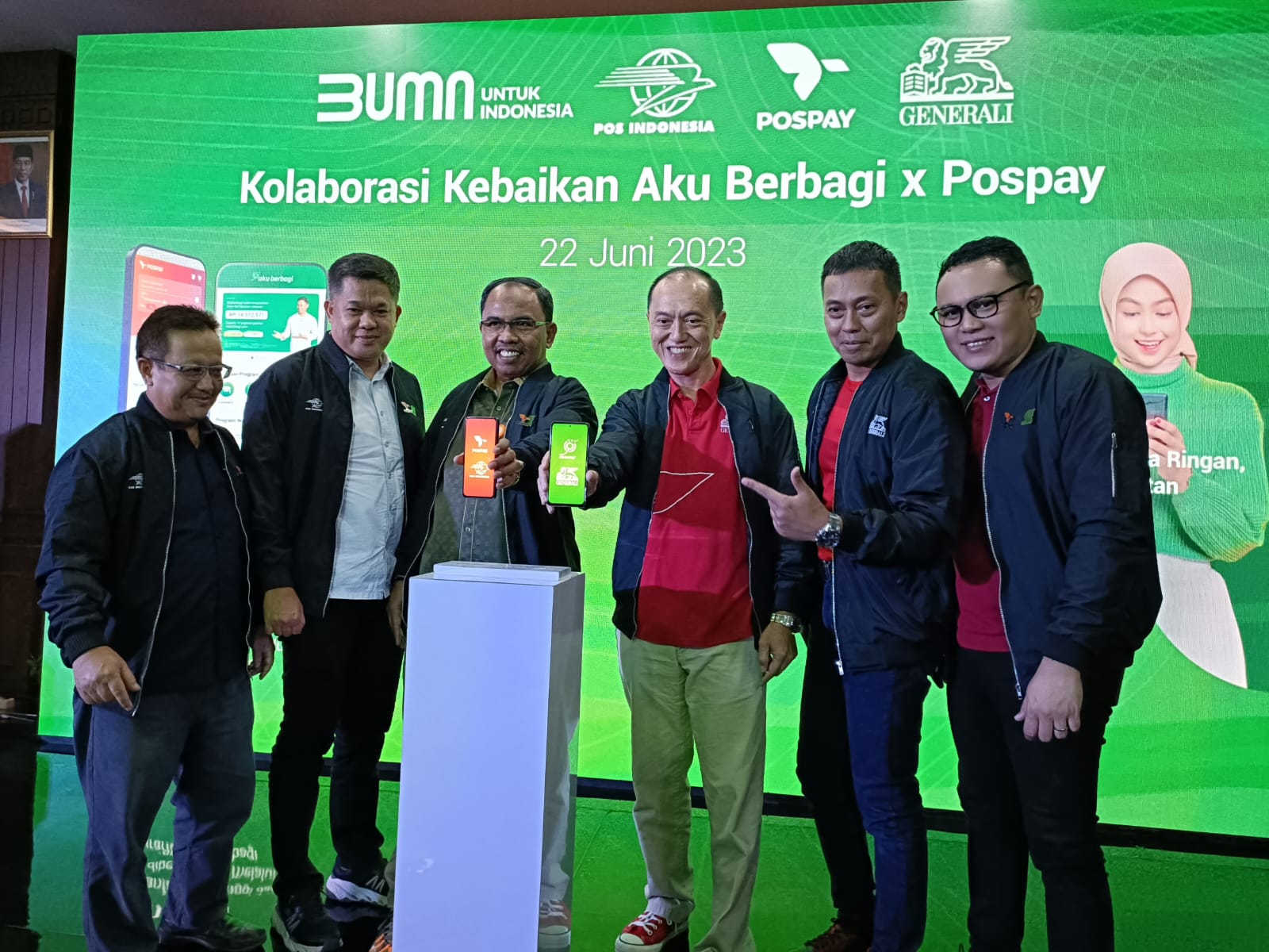CEO PT Asuransi Jiwa Generali Indonesia (Generali Indonesia), Edy Tuhirman (ketiga kanan), Direktur Bisnis Jasa Keuangan PT Pos Indonesia (persero) Haris (ketiga kiri) didampingi Direktur, Chief of Legal and Sharia Business Generali Indonesia R. Arry B. Wibowo (kedua kanan), Chief of Partnership Distribution Generali Indonesia Tito Edwin Hasudungan Hutabarat (kanan), Senior Vice President Sales and Marketing Financial Service PT Pos Indonesia (persero) Muhammad Amran (kedua kiri) dan Vice President Bisnis Syariah PT Pos Indonesia (persero) Dodo saat meluncurkan Aku Berbagi, platform asuransi syariah hasil kerja sama PT Asuransi Jiwa Generali Indonesia dan PT Pos Indonesia di kantor Pos Besar, Jakarta, Kamis (22/6/2023). dok. ist. Generali Indonesia dan Pos Indonesia, Galang Kekuatan Sebarkan Pipa Kebaikan Aku Berbagi