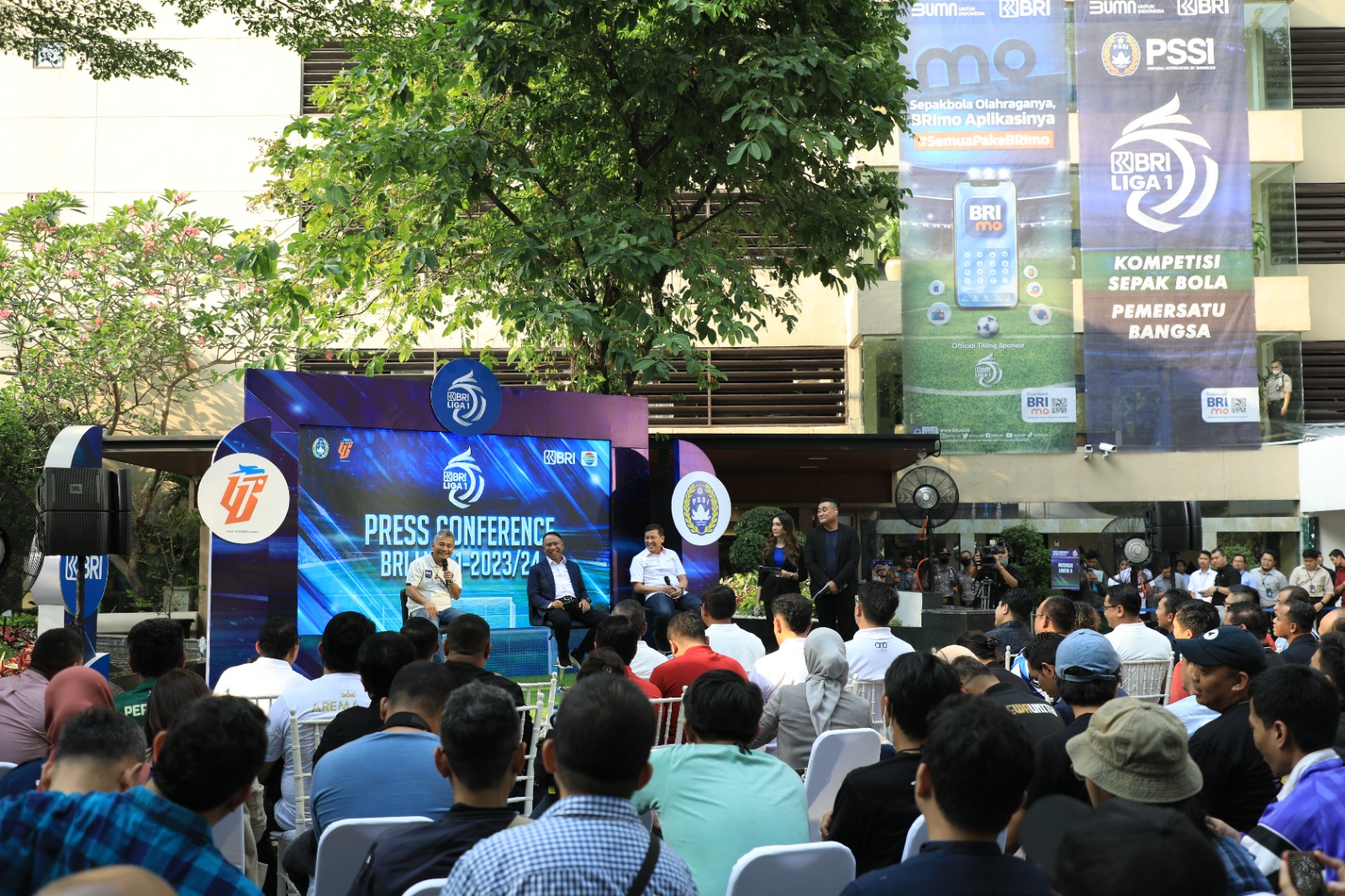 PT Bank Rakyat Indonesia (Persero) Tbk (BBRI), atau BRI kembali menjadi sponsor utama perhelatan kompetisi sepakbola teratas di Indonesia, BRI Liga 1 musim 2023 – 2024. dok. BRI. ist. Liga 1 Gerakkan Ekonomi Rp9 Triliun, BRI Kembali jadi Sponsor Utama