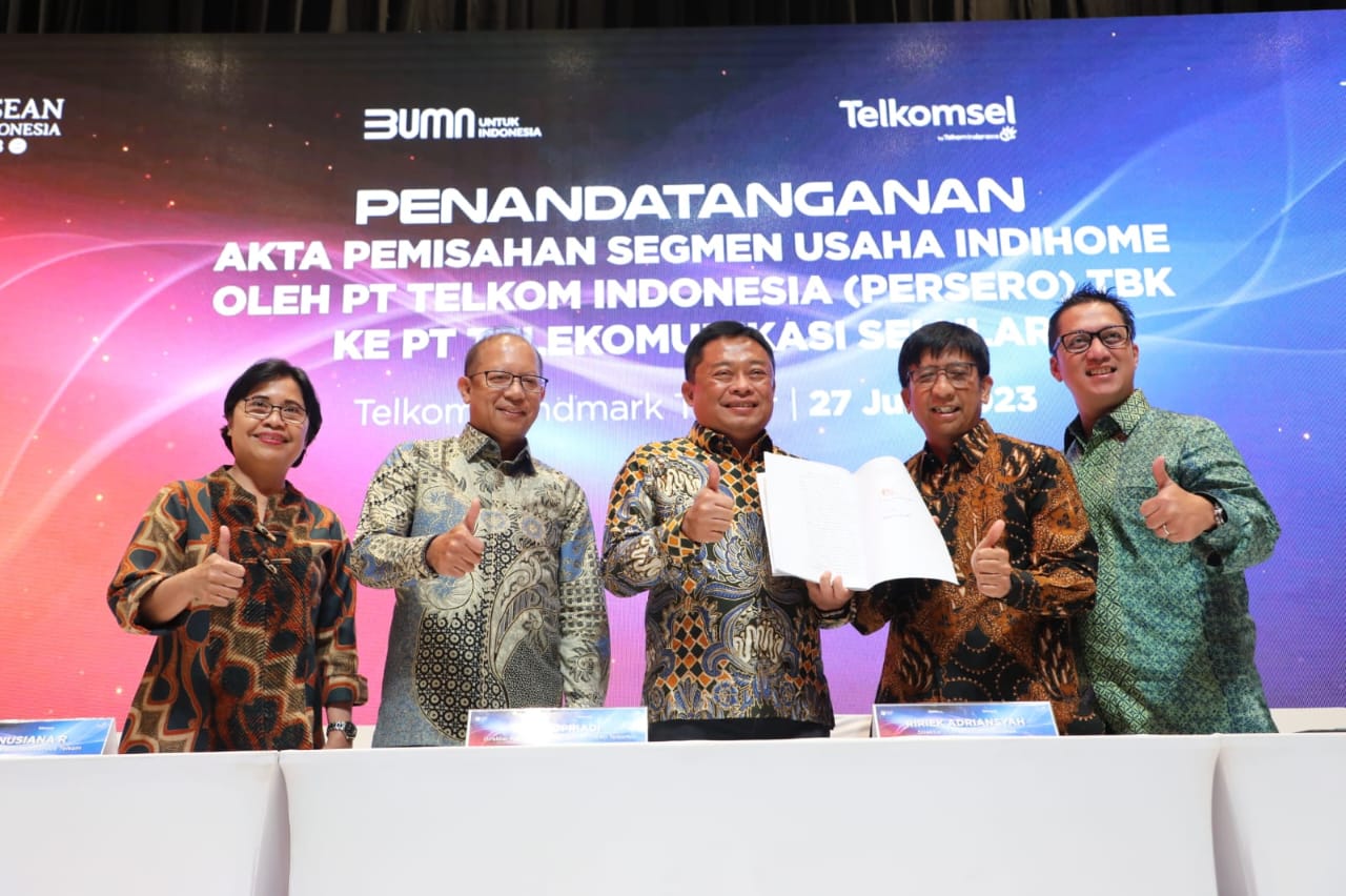 Kiri ke kanan: Direktur Enterprise & Business Service Telkom FM Venusiana R, Direktur Keuangan & Manajemen Risiko Telkom Heri Supriadi, Direktur Utama Telkom Ririek Adriansyah, Direktur Utama Telkomsel Hendri Mulya Syam, Direktur Sales Telkomsel Adiwinahyu Basuki Sigit dalam acara Penandatanganan Akta Pemisahan Segmen Usaha IndiHome oleh PT Telkom Indonesia (Persero) Tbk. ke PT Telekomunikasi Selular di Jakarta, Selasa (27/6/2023). dok. ist. Percepat Konektivitas Digital Indonesia, Telkom Resmi Integrasikan IndiHome ke Telkomsel