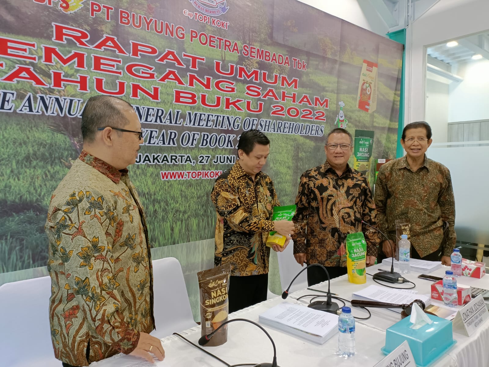 (Kiri-kanan)  1. Direktur HOKI Budiman Susilo  2. Direktur Utama HOKI Sukaking Bujung   3. Direktur Utama HIS Sukarto Bujung  4. Komisaris Utama (Independen) HOK Jonathan Jochanan. dok. ist. Konsisten Sejak 2017, RUPST HOKI Setujui Pembagian Dividen Tunai Rp9,7 Miliar