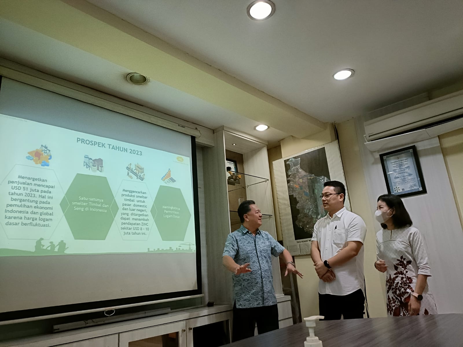 Kiri-kanan: Direktur Utama Harjanto Widjaja, Direktur Hendra Susanto William, dan Direktur Evelyn Kioe. dok. ZINC. ist. Serius Laksanakan Hilirasi, ZINC Peroleh Relaksasi Ekspor Untuk Dua Anak Perusahaan