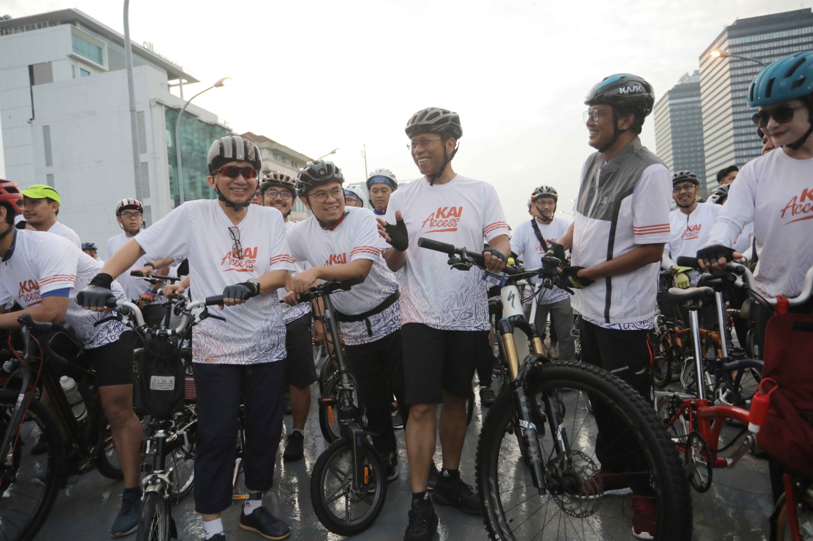 Dari kanan Direktur Utama PT Kereta Api Indonesia (KAI) Persero Didiek Hartantyo, Direktur Teknik dan Digital PT Transjakarta M Indrayana dan Direktur Utama Transjakarta Welfizon Yuza berkolaborasi menggelar olahraga sepeda di Stasiun BNI City, Jakarta Pusat, Sabtu (8/7/2023).  dok.ist. KAI dan Transjakarta Kolaborasi Kampanye Hidup Sehat, Ajak Gunakan Transportasi Publik