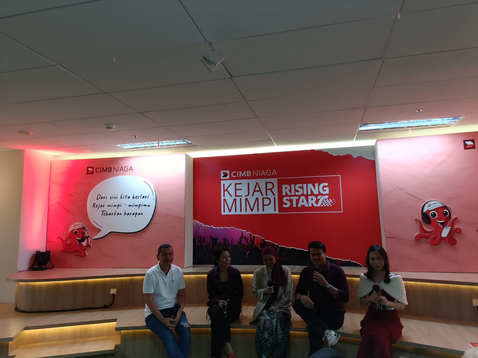 Brand Strategy & Experience Head CIMB Niaga Muhamad Firdaus Andjar (dari kiri) bersama Penyanyi sekaligus Dewan Juri Ajang Kejar Mimpi Rising Start, CIMB Niaga Dukung Pengembangan Penyanyi Berbakat