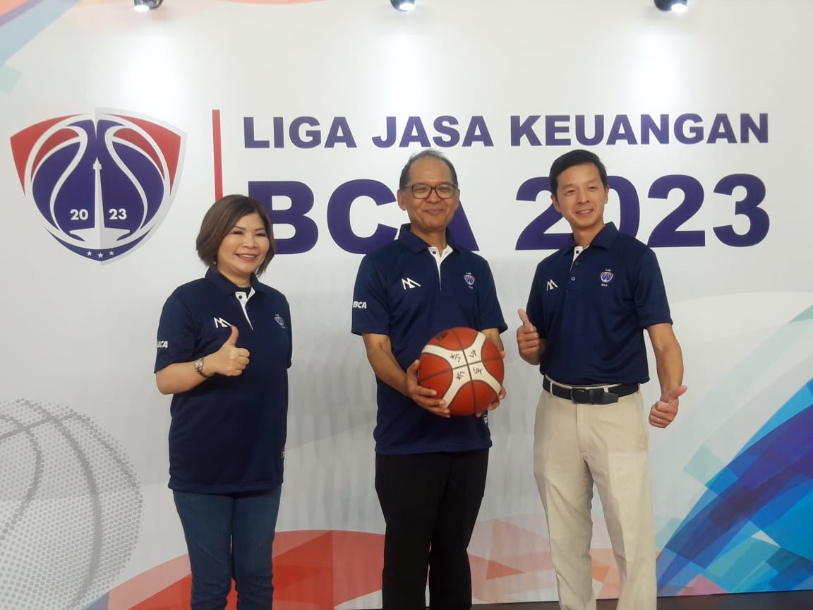Anggota Dewan Komisioner Otoritas Jasa Keuangan, Ogi Prastomiyono (tengah) bersama Wakil Presiden Direktur BCA, Armand Hartono (kanan) dan Executive Vice President BCA, Wani Sabu (kiri) pada Opening Ceremony “Liga Jasa Keuangan 2023” (LJK 2023), di GOR Sumantri Brojonegoro, Jakarta, Sabtu (29/7/2023). dok. ist. Perkuat Hubungan Antar Lembaga, BCA Ambil Bagian di Liga Basket Jasa Keuangan 2023