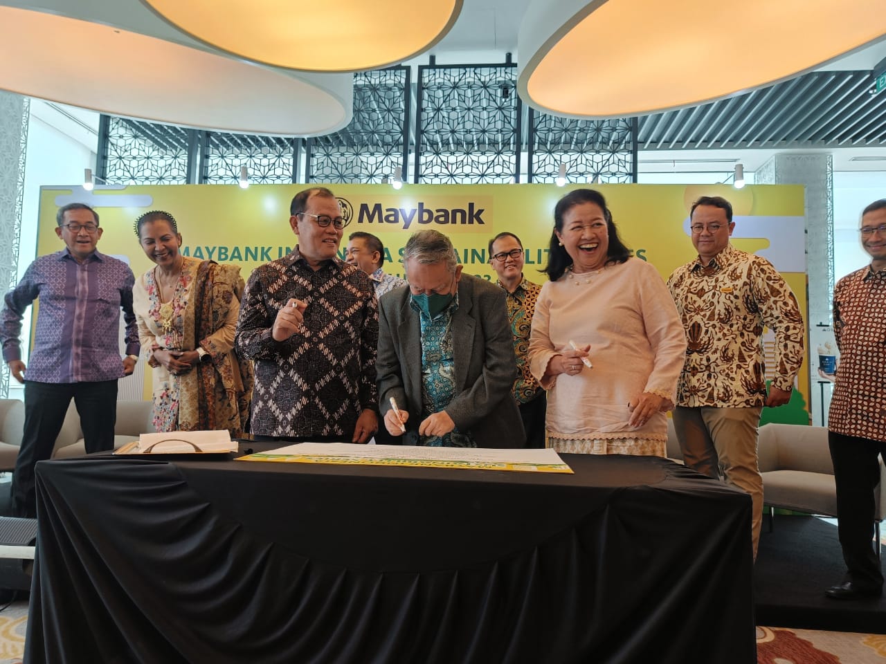 Sustainability Series (Ki-Ka depan): Komisaris Independen Maybank Indonesia Hendar, Komisaris Independen Maybank Inybank Indonesiasia.ia Achjar Iljas, Komisaris Independen Maybank Indonesia Budhi Dyah Sitawati. dok. Maybank Indonesia. Komitmen Dukung Keberlanjutan, Maybank Indonesia Gelar Sustainability Pledge