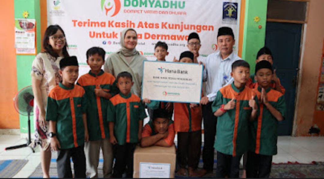 PT Bank KEB Hana Indonesia (Bank Hana) beserta karyawan merayakan Hari Anak Nasional 2023 dengan menyalurkan dana pendidikan dan pemberian gawai untuk anak-anak. dok. ist. Hari Anak Nasional 2023, Bank Hana Salurkan Donasi Dana Pendidikan dan Distribusikan Gawai