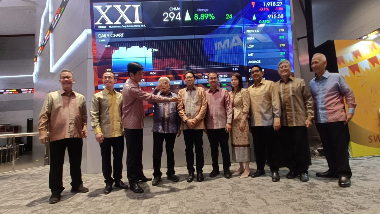 Kiri- Kanan: Head of Investment Banking Indonesia JP Morgan Sekuritas Edmond, Komisaris Independen PT Nusantara Sejahtera Raya Tbk Ongki Wanadjati Dana,  Komisaris PT Nusantara Sejahtera Raya Tbk Sacheen Harris Lasmana, Komisaris Utama  PT Nusantara Sejahtera Raya Tbk Suryo Suherman, Komisaris PT Nusantara Sejahtera  Raya Tbk Harris Lasmana, Founder PT Nusantara Sejahtera Raya Tbk Benny Suherman,  Direktur Penilaian Perusahaan Bursa Efek Indonesia I Gede Nyoman Yetna, Direktur  Utama PT Nusantara Sejahtera Raya Tbk Hans Gunadi, Direktur PT Nusantara Sejahtera  Raya Tbk Arif Suherman, Direktur Utama PT Mandiri Sekuritas Oki Ramadhana, Presiden  Direktur PT Indo Premier Sekuritas Moleonoto The, Komisaris Independen PT Nusantara  Sejahtera Raya Tbk Mohammad Noor Rachman Soejoeti. dok. ist. Milestone Penting Cinema XXI, Siapkan Strategi Ekspansif Incar Dana IPO Rp2,25 Triliun