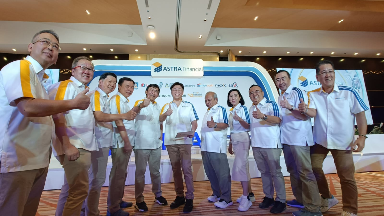 Kiri - kanan - Handoko Liem (CEO SEVA), Christopher Pangestu (President Director Asuransi Astra), Lim Lizal (CEO Moxa), Margono Tanuwijaya (CEO FIFGROUP), Rina Apriana (President Director AstraPay), Rudy Chen (Executive In Charge Astra Financial), Nico Tahir (President Director Astra Life), Siswadi (CEO ACC), Ricky Gunawan (CEO Maucash), Agus Prayitno (President Director TAF), Tan Chian Hok (Project Director Astra Financial GIIAS 2023) pada sesi foto bersama di acara Media Gathering Astra Financial GIIAS 2023 di Menara Astra, Senin (7/8/2023). dok. Astra Financial. ist. Sebagai Mitra Keuangan Masyarakat, Astra Financial Tawarkan Program Menarik di GIIAS 2023