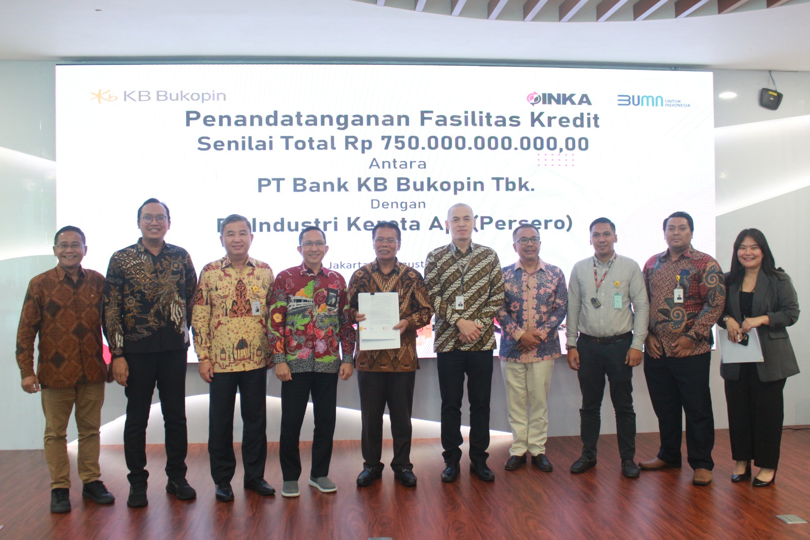 PT Bank KB Bukopin Tbk (BBKP) menjalin kerja sama dengan PT Industri Kereta Api (Persero) atau PT INKA (Persero) untuk proyek pembuatan kereta. Bank KB Bukopin akan memberikan kemudahan dan solusi pendanaan senilai total Rp750 Miliar. dok. ist. Bank KB Bukopin dan PT INKA Jalin Kerja Sama Modal Kerja Pengadaan Kereta Rp750 Miliar