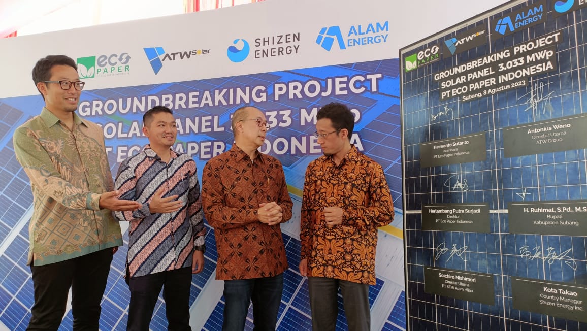Kiri-Kanan: Kota Takao : Country Manager Shizen Energy, Herlambang Putra Surjadi: Direktur ECO Paper, H. Sutanto: Komisaris Eco paper, dan Soichiro Nishimori : Presdir PT ATW Alam Hijau. dok. ist. Dukung Penggunaan Energi Terbarukan, ALDO Pasang Pembangkit Listrik Tenaga Surya