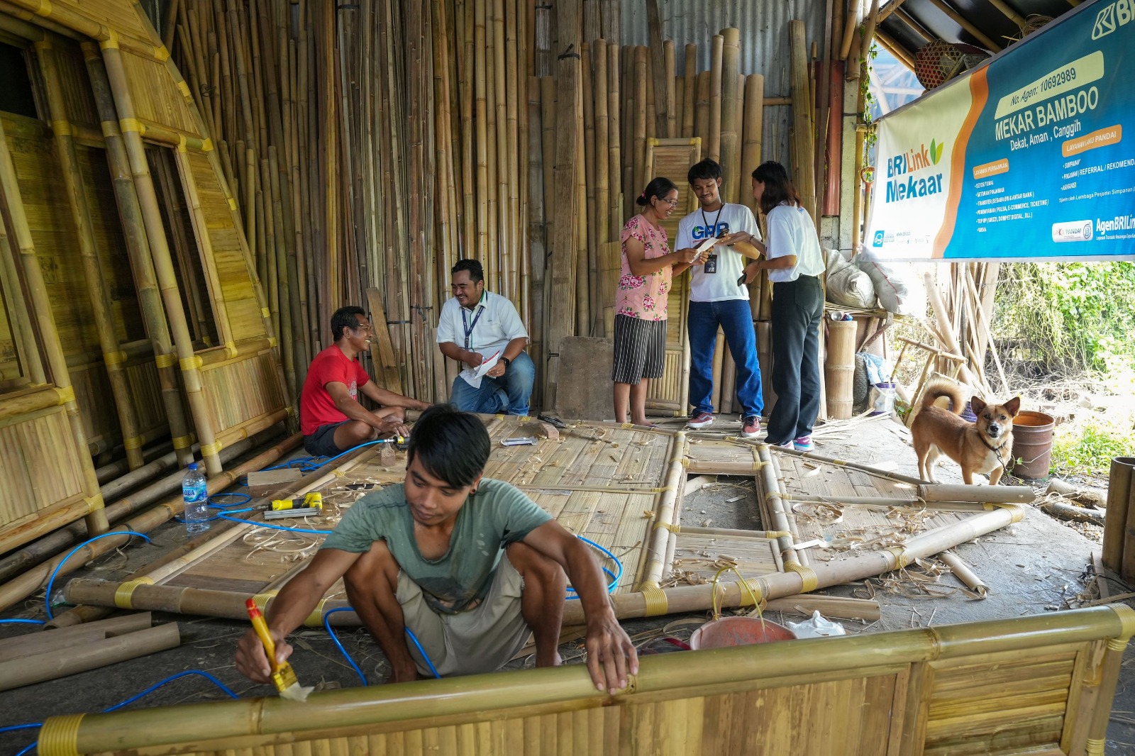 PT Bank Rakyat Indonesia (Persero) Tbk adalah perbankan terbesar di Indonesia yang fokus dalam meningkatkan penyaluran pembiayaan di segmen Usaha Mikro, Kecil, dan Menengah (UMKM) khususnya segmen Mikro dan membangun pembiayaan berkelanjutan melalui pemberdayaan dan metode UMKM Naik Kelas. dok. ist. Dukung AIPF 2023, BRI Terus Tingkatkan Pembiayaan dan Pemberdayaan UMKM Naik Kelas