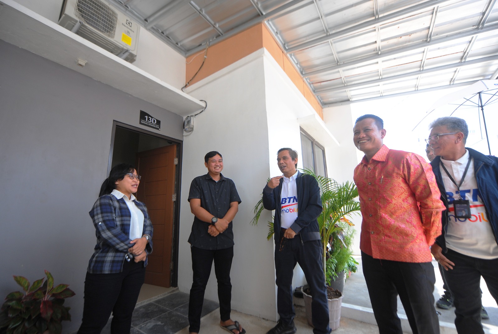 Direktur Utama Bank BTN, Nixon LP Napitupulu bersama Komisaris Utama GRED Group Muhamad Efendi berbincang dengan nasabah KPR Bank BTN dalam rangka Perayaan Hari Pelanggan Nasional di Perumahan Kemala Dandelion, Bekasi, Jawa Barat, Senin (4/9/2023). dok. Bank BTN. Bank BTN Apresiasi Nasabah di Hari Pelanggan Nasional 2023, Seluruh Direksi ke Lapangan